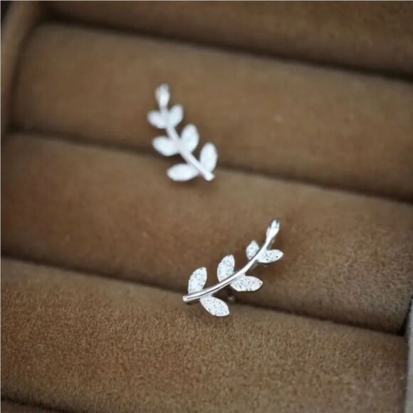The Mini Leaf dainty stud earrings in cubic zirconia and 925 - Picture 2 of 10